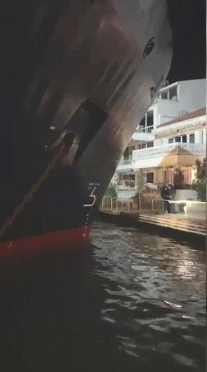 Sarıyer’de geminin karaya oturduğu anlar kamerada; iş kadınının yalısı hasar aldı