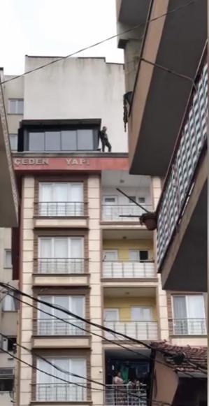 Kağıthane’de eşi 2 aydır eve gelmeyince çatıya çıktı; polis ikna etti