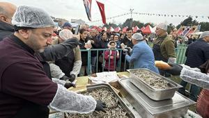 Festivalde 10 bin kişiye 3 ton hamsi dağıtıldı