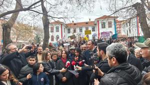 Ankarada okul binasının devredilmesine tepki gösteren öğrenci ve velilerden basın açıklaması