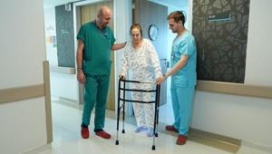 Diz kireçlenmesi nedeniyle ameliyat oldu, 4 saat sonra yürümeye başladı