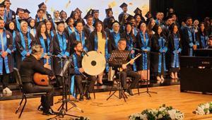 Üniversiteden dereceyle mezun olup, veda konserinde sahne aldı