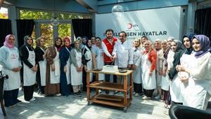 Şef Mehmet Yalçınkayadan depremzede kadınlara mutfak eğitimi