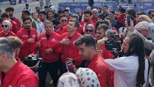 Selçuk Bayraktar, Şanlıurfa’da türküyle karşılandı