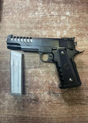 TV binasına silahla girdi; özür dilenmesini istedi