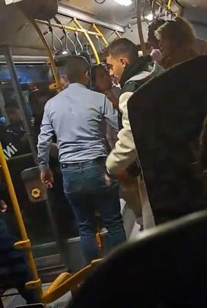 Otobüste, kadınların ‘yer kavgası’ kamerada