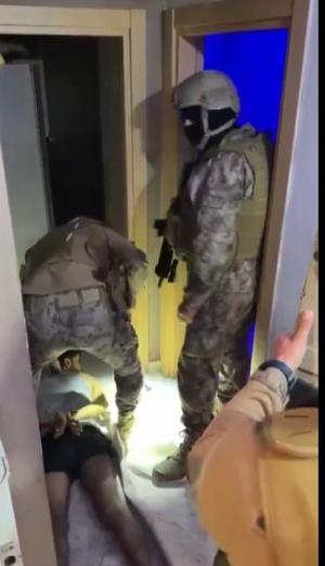 Esenyurtta haraç almak için aynı iş yerine 9 defa silahlı saldırı düzenleyen şüpheliler kamerada