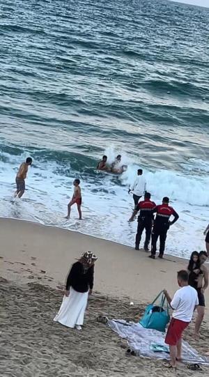 Arnavutköyde dalgaların denize sürüklediği kişi hastanede hayatını kaybetti