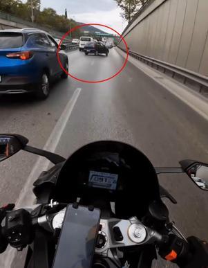 Aniden önüne kıran otomobile çarpan motosikletin sürücüsü yere düştü; kaza kask kamerasında
