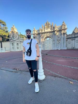 Depremde ölen kardeşinin kep ve cübbesini giyip diplomasını aldı