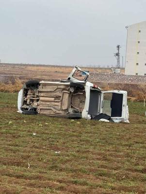 Mardinde hafif ticari araç, tarlaya uçtu: 2 ölü, 4 yaralı