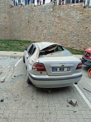 Otobüs istinat duvarını aşıp, otomobilin üstüne düştü; şoför ağır yaralandı