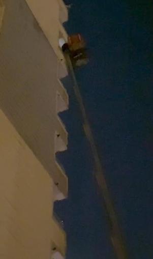 Siirtte 10 katlı binadaki yangında 20 kişi dumandan etkilendi; mahsur kalanların tahliyesi kamerada