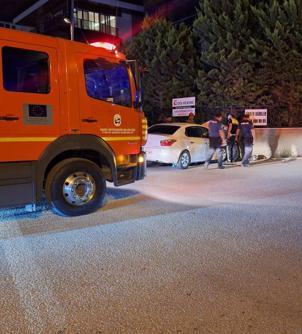 Otomobilin duvara çarptığı kaza kask kamerasında; 2 yaralı