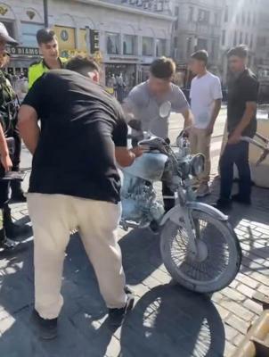 Fatih’te trafikten men edilen motosikletini ateşe verdi; Sinirle yaktım