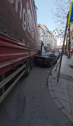 Kağıthane’de manevra yapan TIR 3 otomobile çarpıp caddeyi birbirine kattı: Araçların içinden geçti delirmiş