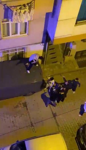 Sultangazide bir kişinin yaralandığı kavgadan kurtulmak için minibüsün üzerine çıktı