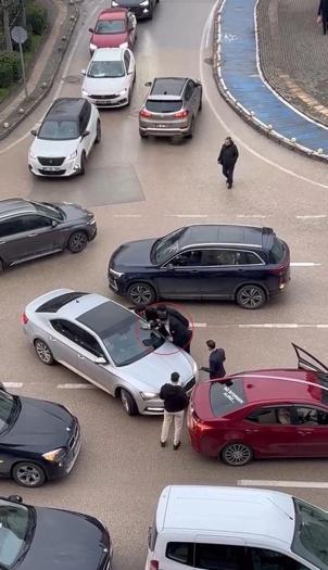 Düğün konvoyundaki araçların arasına girmek isteyen sürücünün otomobilini yumrukladılar