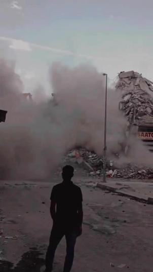Diyarbakırda deprem hasarlı 7 katlı bina yıkım sırasında çöktü