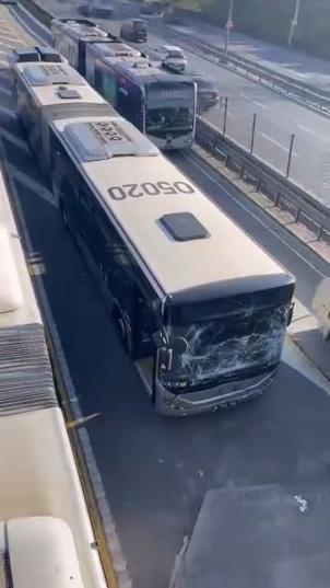 Küçükçekmecede 2 metrobüsün çarpıştığı kazada 1 yolcu yaralandı