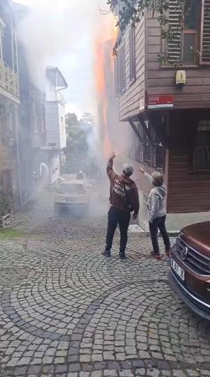 Beşiktaşta 3 katlı ahşap binada çıkan yangın 4 binaya sıçradı, 1 bina çöktü