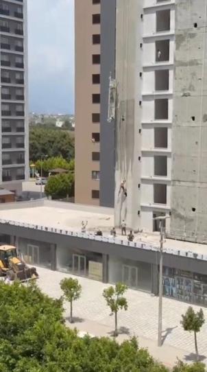 Devrilen iskeleden düşen işçi emniyet halatıyla kurtuldu