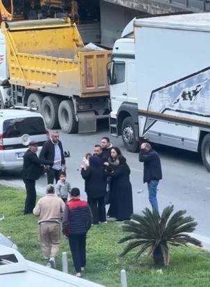 Kağıthane’de kazada yaralanan kadın sinir krizi geçirdi; kucağındaki bebekle kamyonet sürücüsüne bağırdı