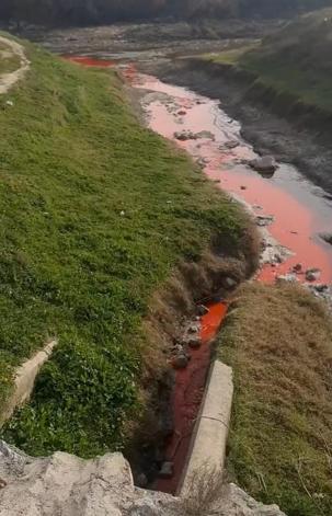 Mersinde kimyasal atık bırakılan dere, kırmızı akmaya başladı