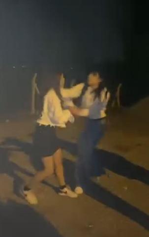 2 kız, tartıştıkları kızı yere yatırıp darbetti