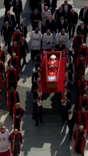 Papa’nın tabutu Aziz Petrus Bazikilikasına taşınıyor