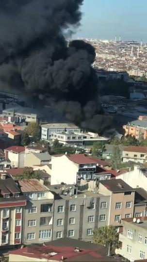 Gaziosmanpaşada halı sahada çıkan yangın söndürüldü