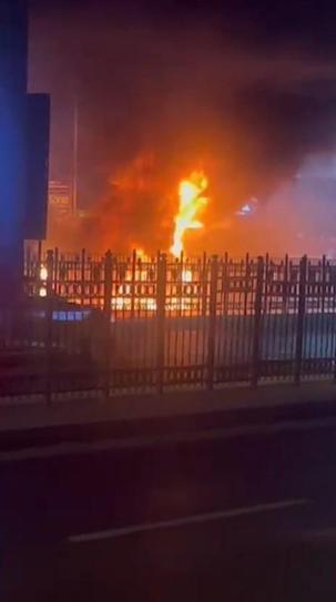 Şişli’de turistleri taşıyan tur otobüsü yandı; alevler 3 otomobile sıçradı