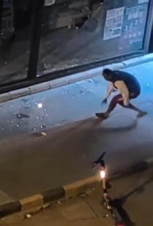 Taşla park halindeki otomobiller ile iş yerlerinin camlarını kırdı