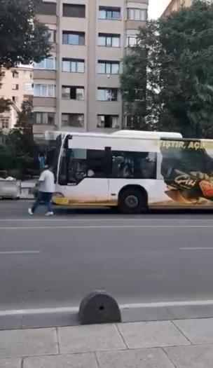 Kadıköyde önce şoförle tartıştı; sonra İETT otobüsünün sileceklerini kırdı