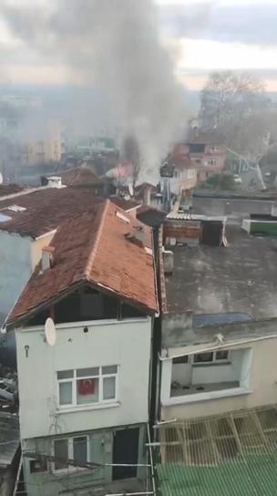 Çatalcada müstakil ev alev alev yandı