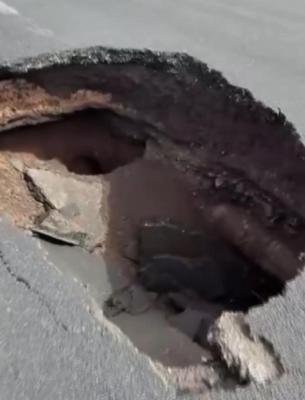 Diyarbakır’da çöken yolda 1 metrelik çukur oluştu, trafik kilitlendi