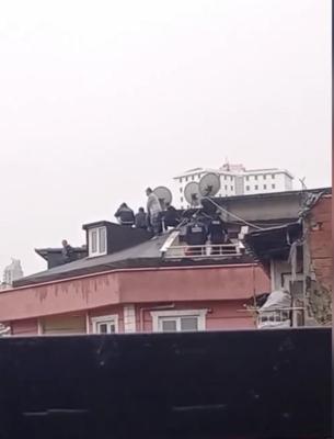 Kağıthane’de eşi 2 aydır eve gelmeyince çatıya çıktı; polis ikna etti