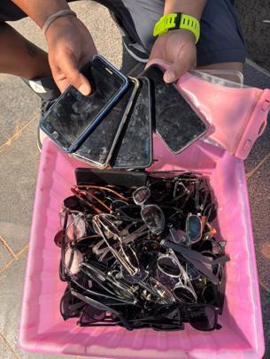 Denize düşürülen telefon ve gözlükleri bulup, sahiplerine ulaştırıyor