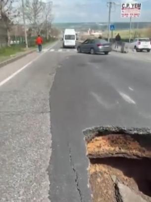 Diyarbakır’da çöken yolda 1 metrelik çukur oluştu, trafik kilitlendi