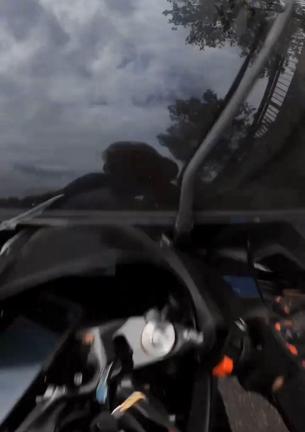 Aniden önüne kıran otomobile çarpan motosikletin sürücüsü yere düştü; kaza kask kamerasında