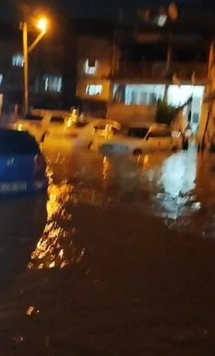 İzmiri sağanak vurdu; 320 konut, 78 iş yeri ve 5 kamu binasını su bastı