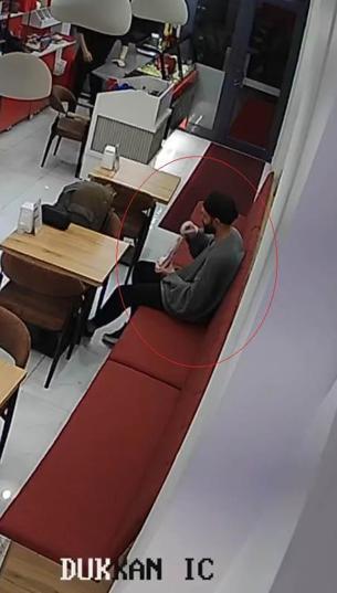 Çiğ köfte dükkanında sipariş ettiği dürüme sakal kılı koydu