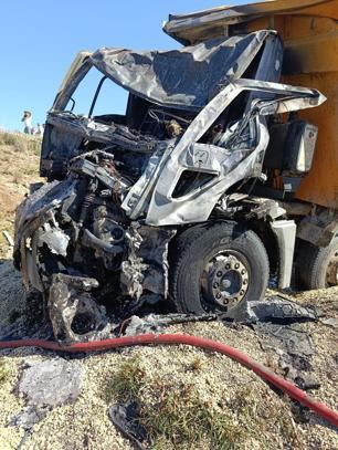 Yanan kamyonun şoförü hayatını kaybetti