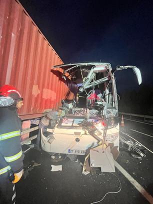 Yolcu otobüsü, otoyolda TIRa çarptı; 7 ölü, 11 yaralı