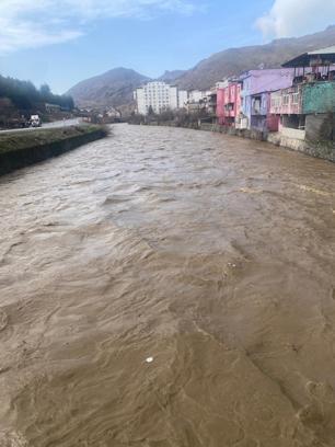 Çayın seviyesi yükseldi; su kıyıdaki evlerin giriş kat balkonlarına ulaştı