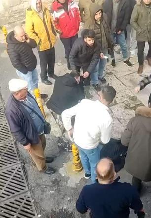 Fatihte yankesicilik şüphelisi polise sopayla saldırdı