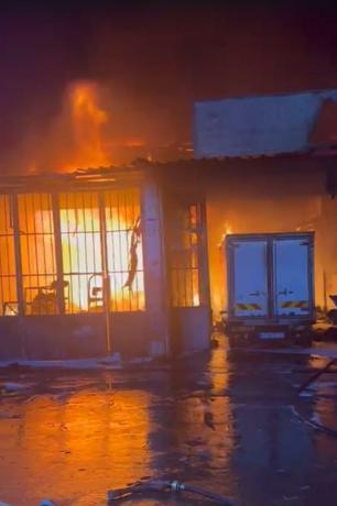 Sanayi sitesindeki yangında 8 iş yeri ve 3 araç kullanılamaz hale geldi