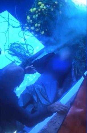 İstanbul Boğazı’nda denize düşen adam balıkçılar tarafından kurtarıldı