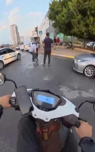 Ağızlıksız dolaştırılan köpek 2 kişiyi yaraladı; o anlar kask kamerasında