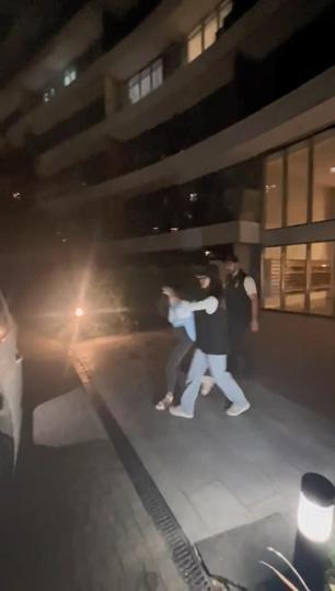 Bağcılarda rezidansın balkonundan ateş eden model kadın yakalandı